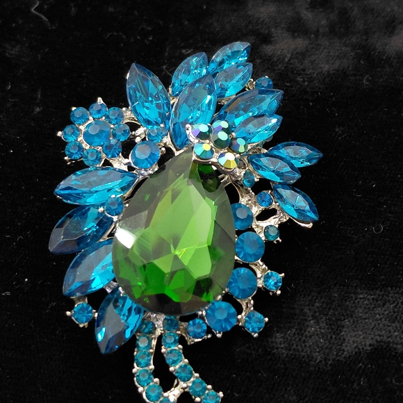 Jewelry - Vintage Green and Blue Crystal Brooch